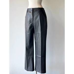 NEW SKIES ARE BLUE women's marty pants in black croc pattern